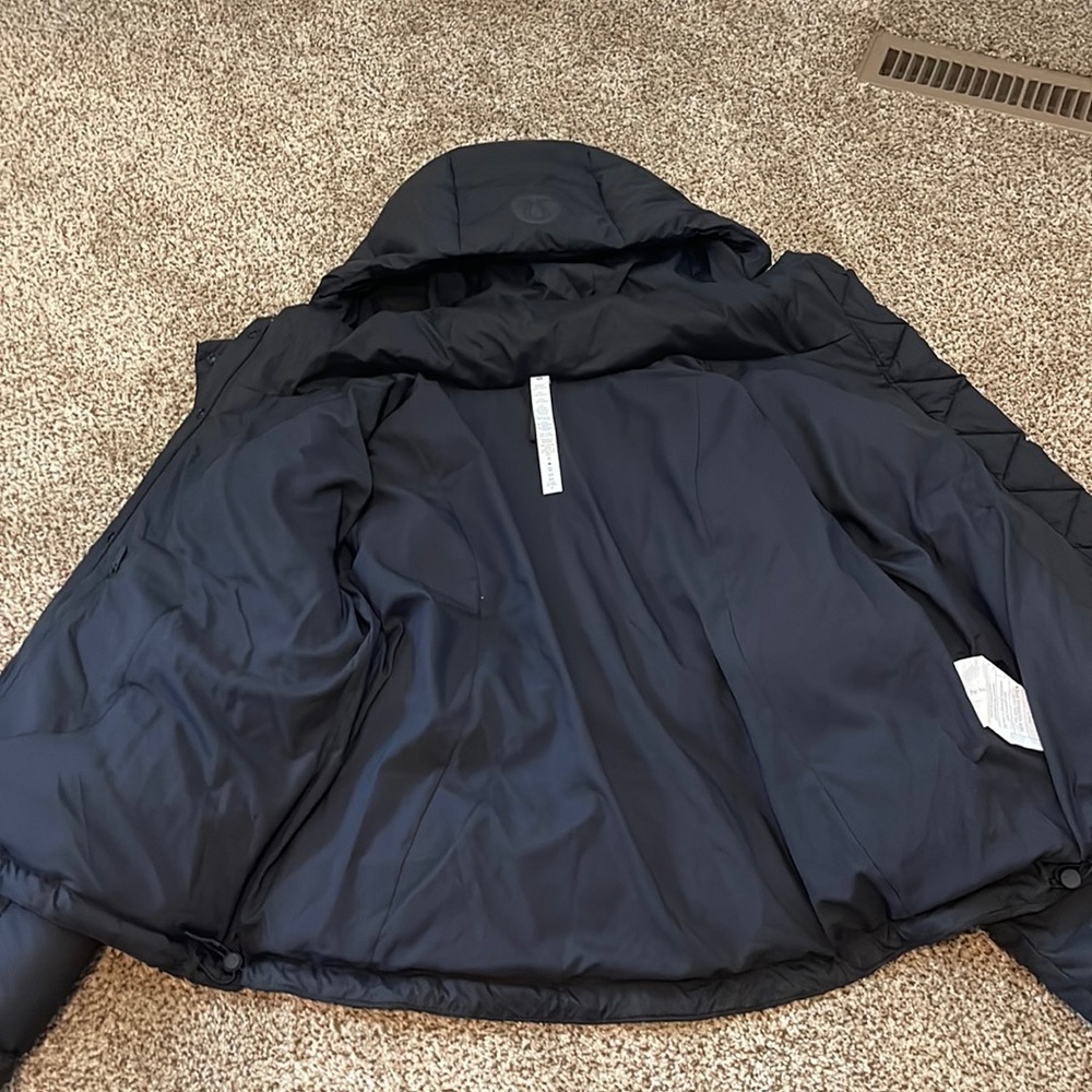 Brand new lululemon cropped puffed jacket size 8. Worn one time!